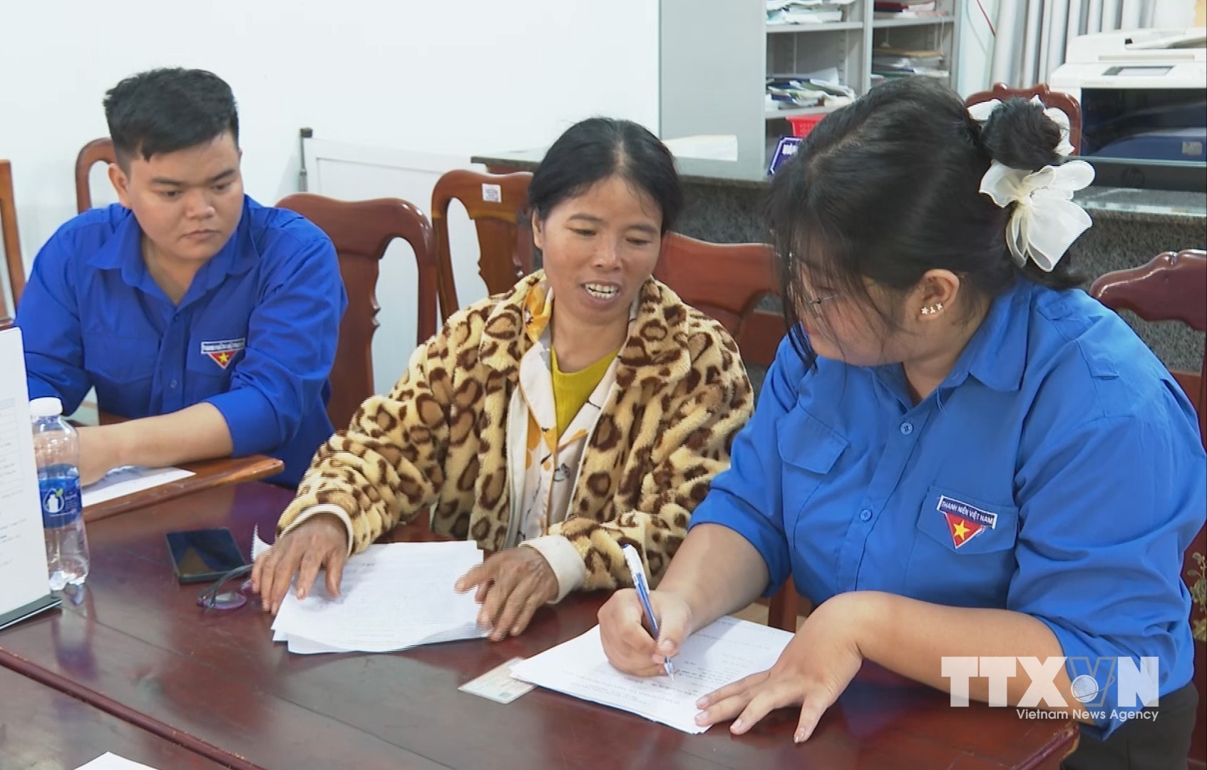 Tổ thanh niên hỗ trợ người dân thực hiện thủ tục hành chính. (Ảnh: K GỬIH/TTXVN)